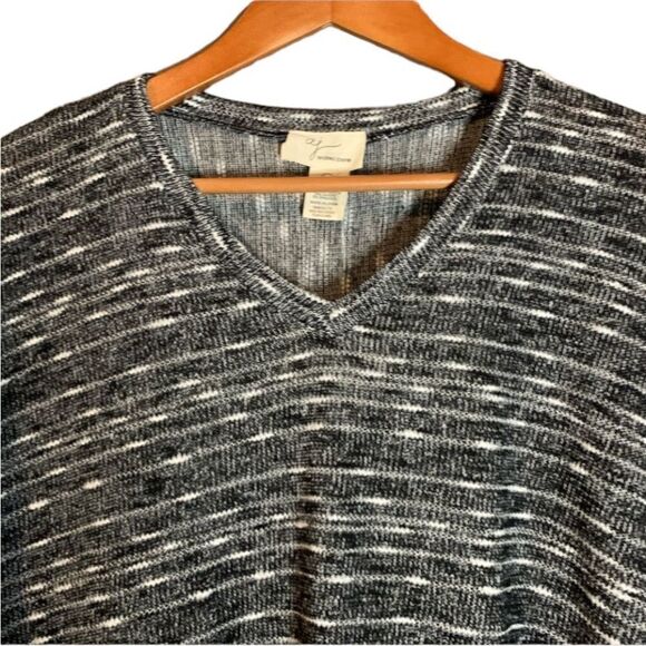 NWT! Andrea Jovine v neck sweater. Size small - Picture 2 of 6